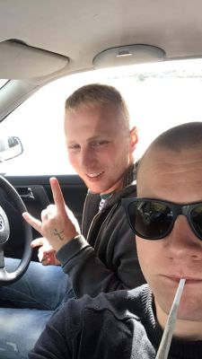 De oprichters van ik Benzo
de benzos toen ze nog klein en schattig waren, ohja en zowat tattooloos
Keywords: sweg